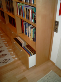 Bücherregal in Buche mit Schublade