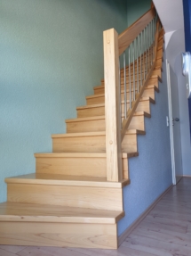 Treppenhaus Altbau - nach Umbau. Treppenstufen auf Betontreppe, Ausführung Buche, viertel gewendelt