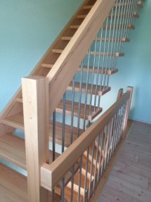 Treppenhaus Altbau - nach Umbau. Treppe Buche ohne Freiwange