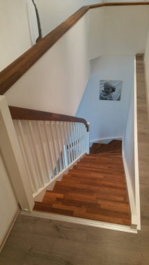 Viertelgewendelte Treppe, Stufen Eiche gebeizt, Wangen und Handlauf weiß